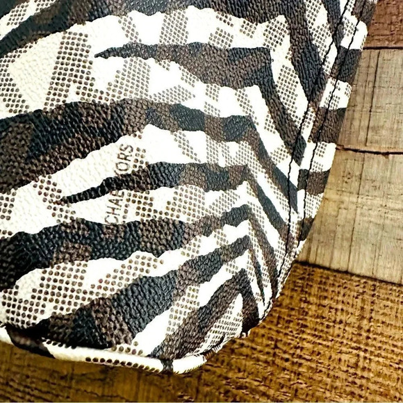 Micheal Kors Rare Medium White Tiger Jet Set Travel Tote - Picture 8 of 15